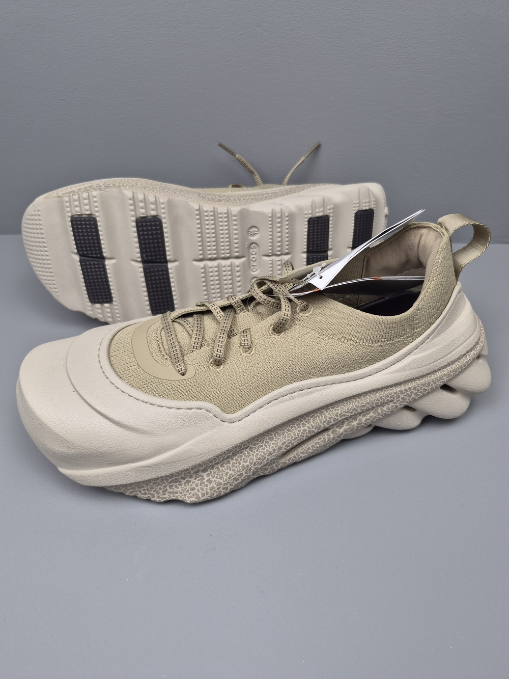 Crocs Echo Surge Crackle knit lace up athletic shoes burk beige NWOB size 10
